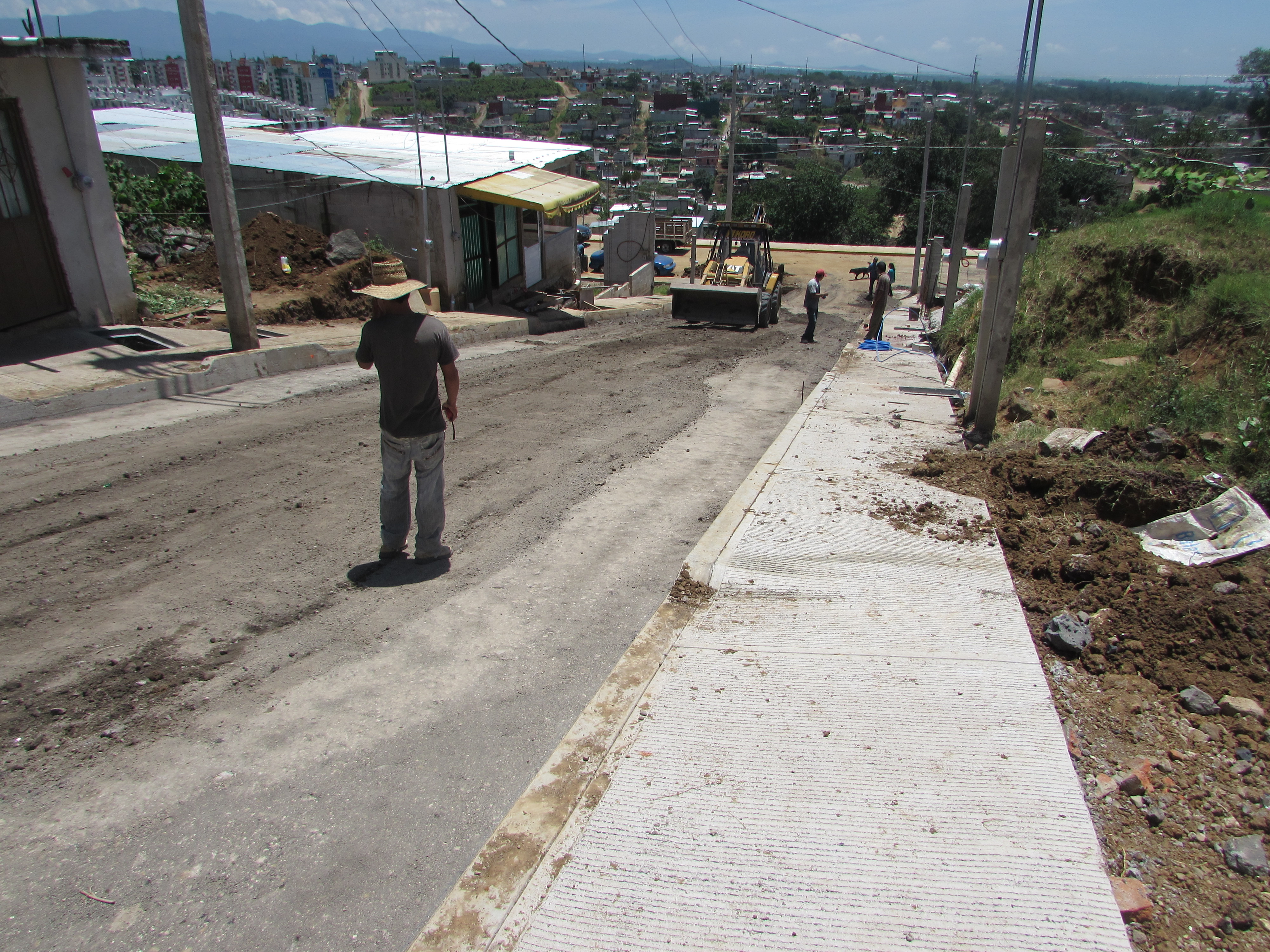  SUMINISTRO, MEZCLADO, TENDIDO Y COMPACTACIÓN DE BASE HIDRÁULICA DE 20 CMS. DE ESPESOR CON MATERIAL PETREO, GRAVA VOLCÁNICA DE 1 1/2" DE DIAMETRO AL 70% Y CEMENTANTE AL 30% COMPACTADA AL 95% PROCTOR. INCLUYE INCORPORACIÓN DE AGUA PARA SU COMPACTACIÓN.
